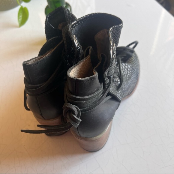 NEW Freebird Casey Black Snake Print Leather Lace Women's Boots Sz US 8 - Picture 3 of 9